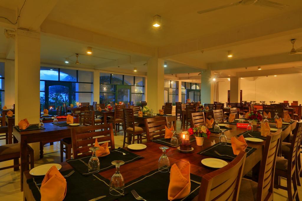Hotel Lanka Super Corals Хіккадува Екстер'єр фото