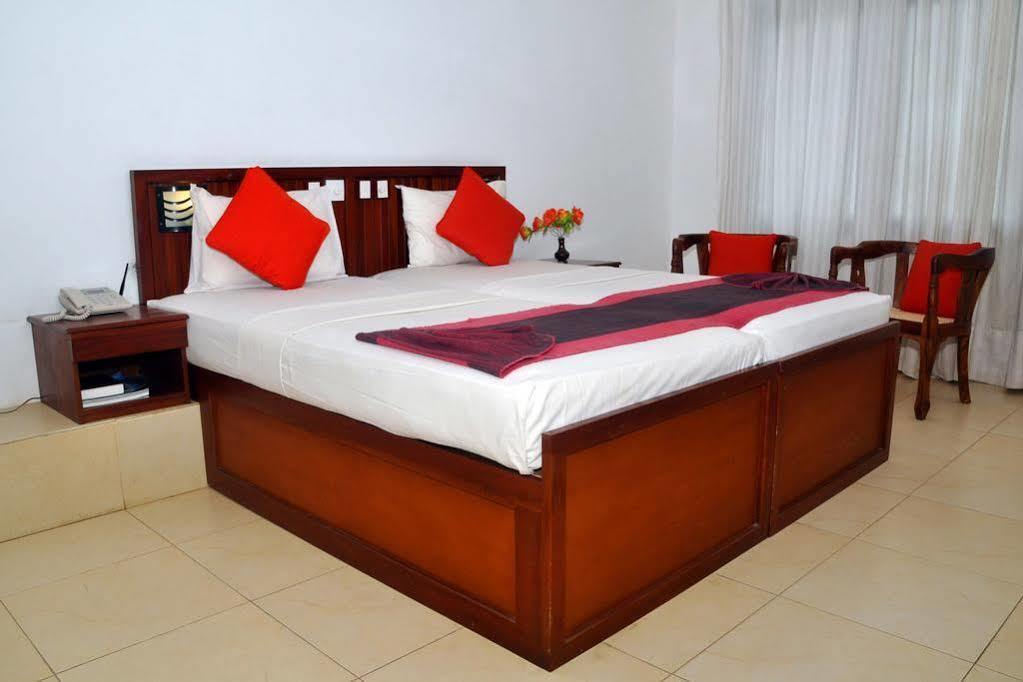 Hotel Lanka Super Corals Хіккадува Екстер'єр фото